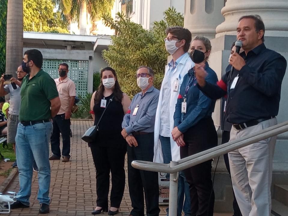 Foto 5 de 9 — Pedido de Socorro: Cerca de 500 pessoas “abraçam” Santa Casa de Araraquara